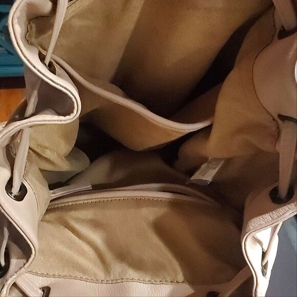 Elizabeth & James Tan Beige Slouchy Bucket Vegan Leather Drawstring Backpack EUC main image 10